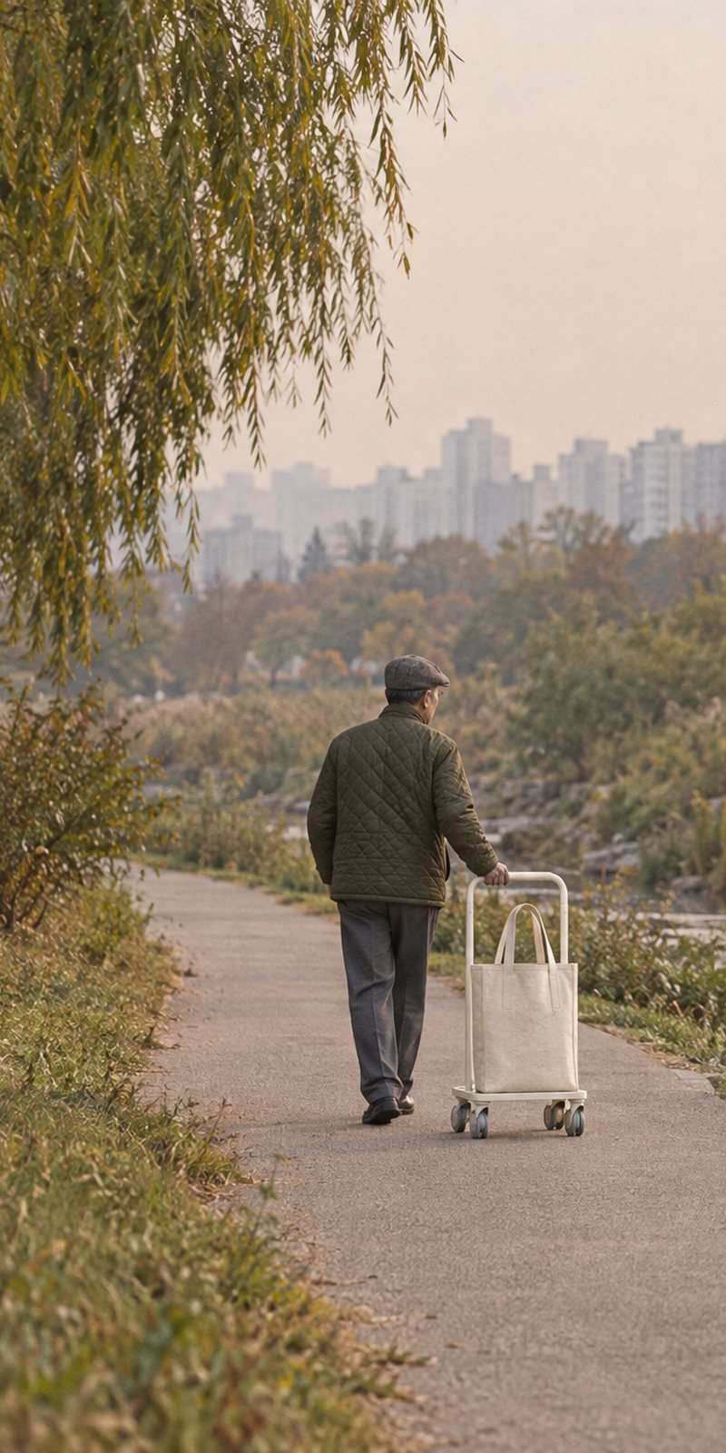 하천 산책로를 소요백과 함께 걸어가는 사람